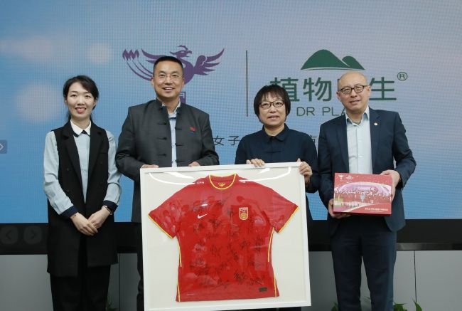 你期望边锋安东尼和加纳乔能够创造机会，而他们实际上是相当自私的球员，他们不是那种会想着帮助团队取得进球的球员。